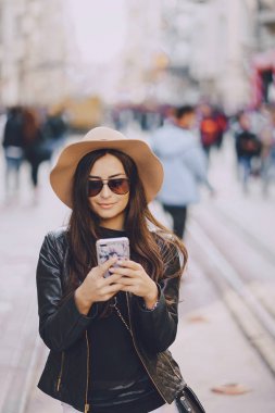 istanbul'da telefon ile kız