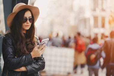 istanbul'da telefon ile kız