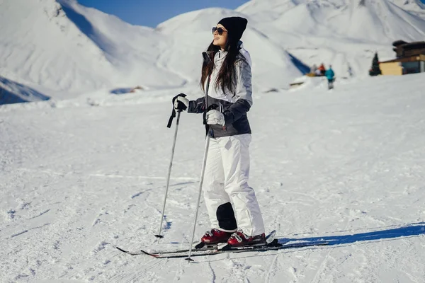 Fille avec ski — Photo