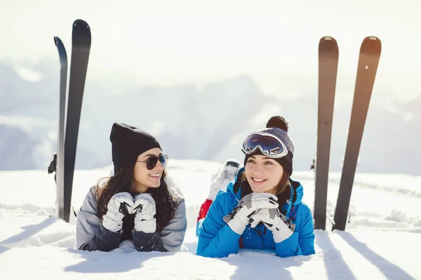 Filles avec ski — Photo