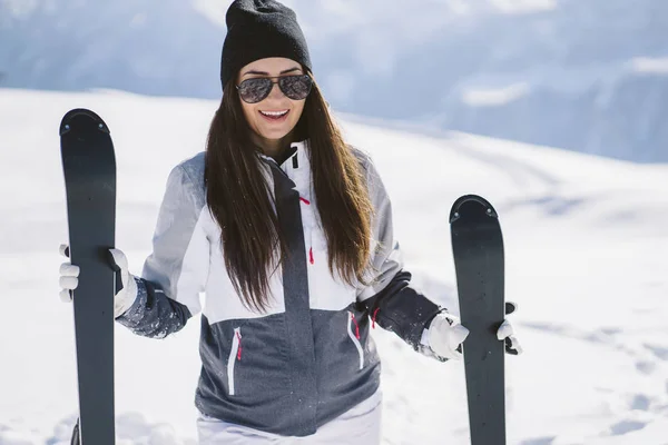 Meisje met ski — Stockfoto