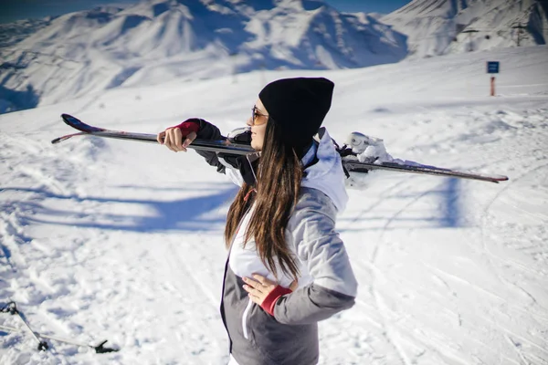 Mädchen mit Ski — Stockfoto