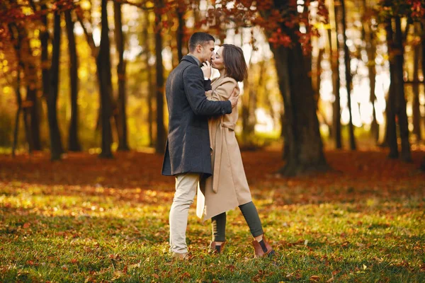 Koppel in het park — Stockfoto