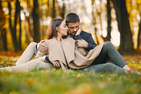 Couple dans le parc — Photo