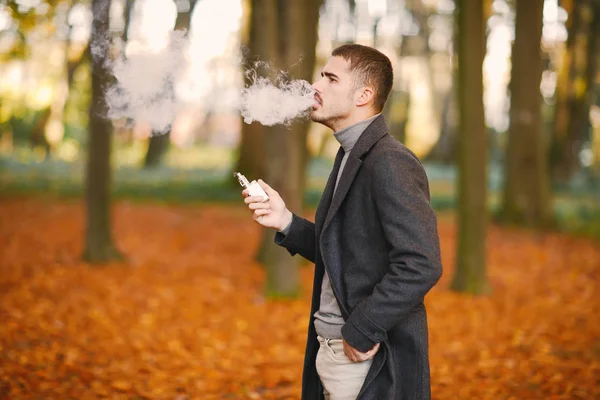 Mann im Herbstpark — Stockfoto