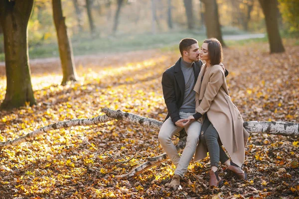 Pareja en el parque — Foto de Stock