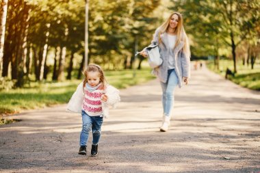 yürümeye başlayan çocuk ile genç anne