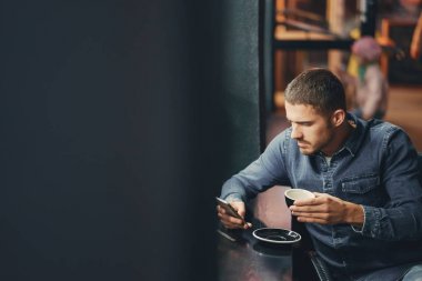 Restoranda telefon kullanan bir adam.