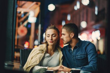 Dışarıda kahve içen çift.