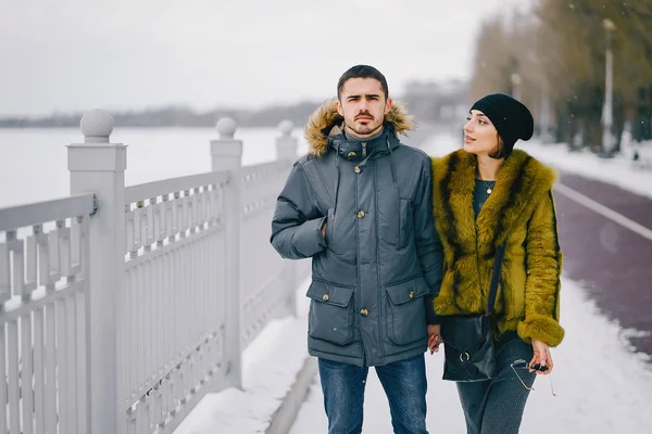 Glückliches Paar spaziert an einem sonnigen Wintertag durch den Park — Stockfoto