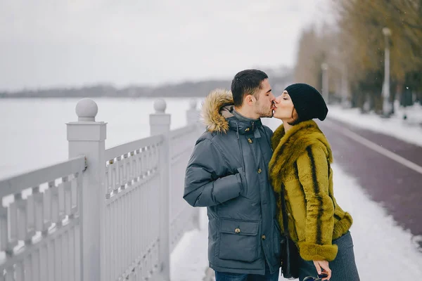 晴れた冬の日に公園を歩く幸せなカップル — ストック写真
