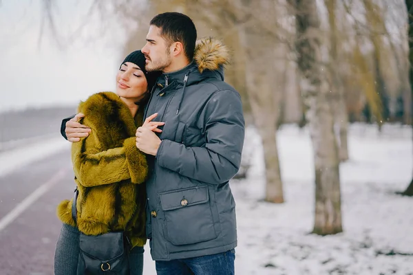 Glückliches Paar spaziert an einem sonnigen Wintertag durch den Park — Stockfoto