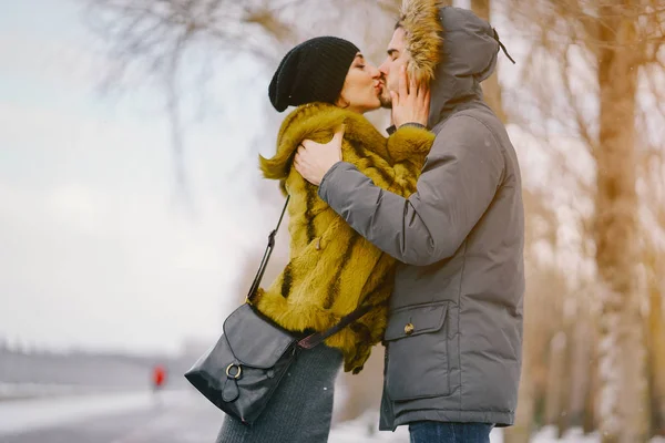 Couple heureux marchant dans le parc par une journée ensoleillée d'hiver — Photo