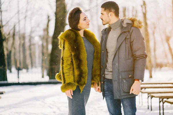 Casal feliz andando pelo parque em um dia ensolarado de inverno — Fotografia de Stock