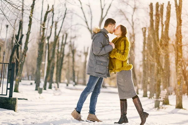 Couple heureux marchant dans le parc par une journée ensoleillée d'hiver — Photo