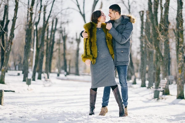Couple heureux marchant dans le parc par une journée ensoleillée d'hiver — Photo