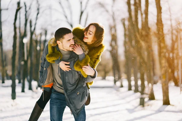 Casal feliz andando pelo parque em um dia ensolarado de inverno — Fotografia de Stock