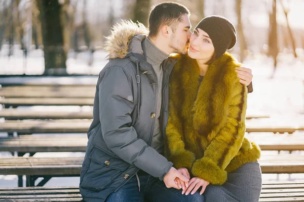 Pareja feliz caminando por el parque en un soleado día de invierno —  Fotos de Stock