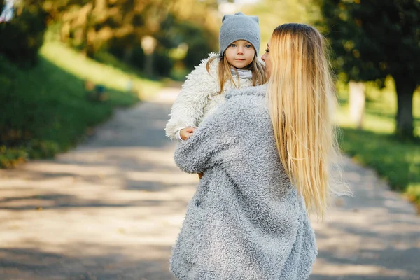 Jeune mère avec tout-petit — Photo