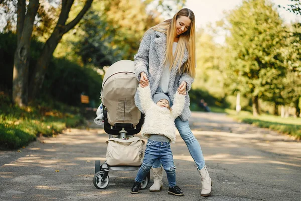 Madre joven con niño pequeño — Foto de Stock