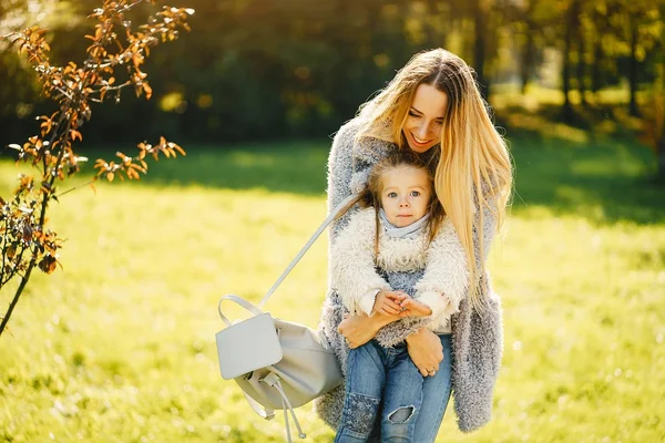 Junge Mutter mit Kleinkind — Stockfoto