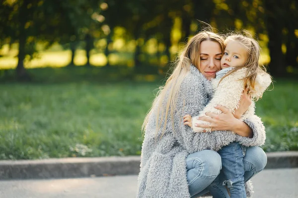 Jeune mère avec tout-petit — Photo