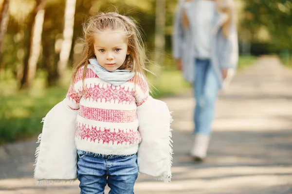 Junge Mutter mit Kleinkind — Stockfoto