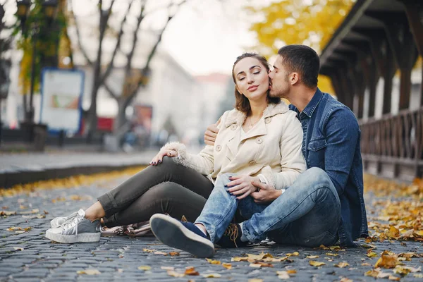 Par som sitter på marken — Stockfoto