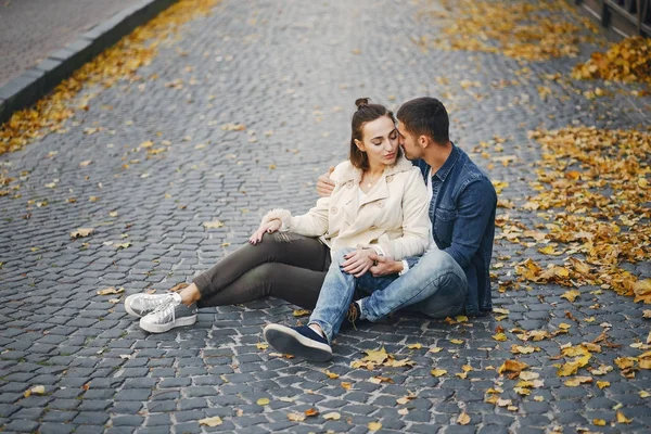 Couple assis sur le sol — Photo