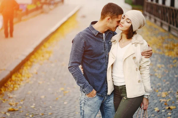 Pareja feliz en la ciudad —  Fotos de Stock