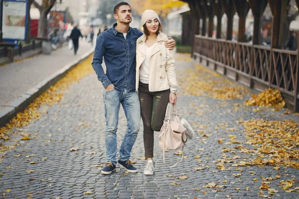 Casal feliz na cidade — Fotografia de Stock