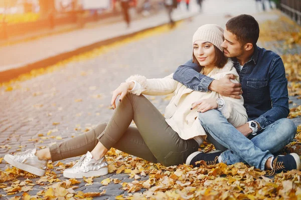 Pareja sentada en el suelo —  Fotos de Stock