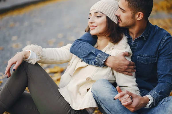 Pareja sentada en el suelo —  Fotos de Stock