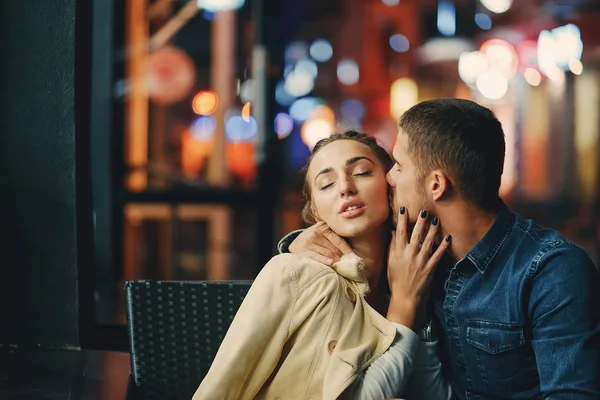 Couple boire du café à l'extérieur — Photo