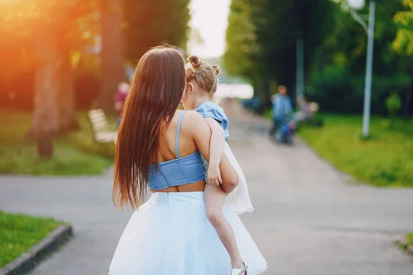 Madre con hija —  Fotos de Stock