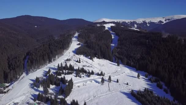 Luchtfoto van een skii resort — Stockvideo