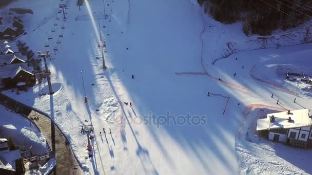 Luftaufnahme eines Skigebiets — Stockvideo