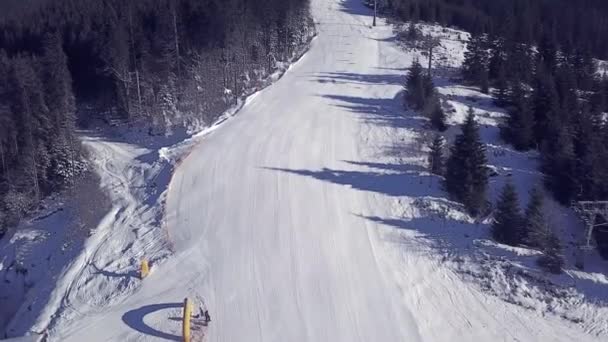 Luchtfoto van een skii resort — Stockvideo