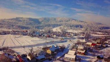 dağlarda küçük bir şehrin havadan görünümü