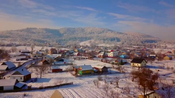 Αεροφωτογραφία του μια μικρή πόλη στα βουνά — Αρχείο Βίντεο