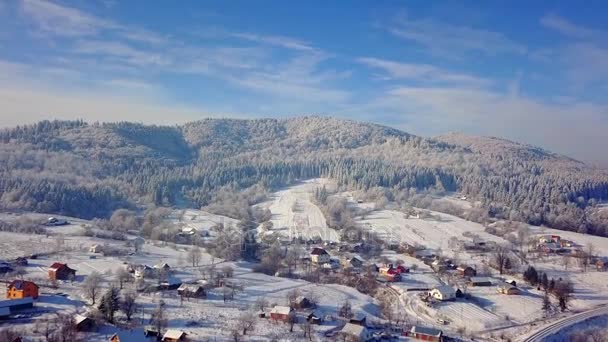 Vista aérea de un pequeño pueblo en las montañas — Vídeo de stock