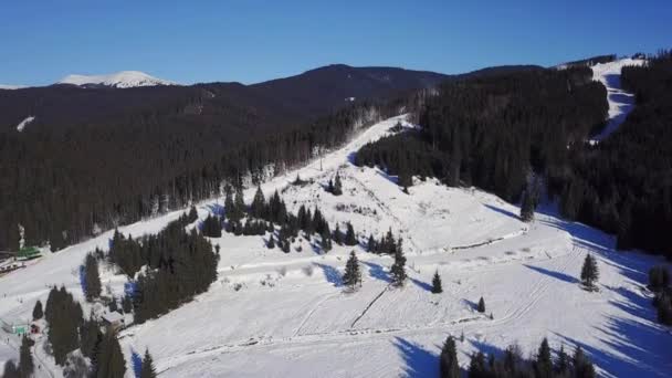 Vista aérea de un complejo skii — Vídeos de Stock