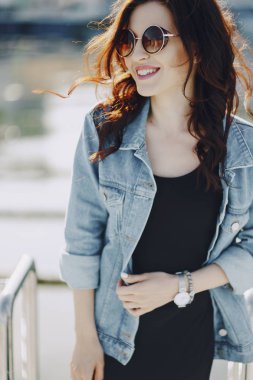 güneş gözlüklü kız