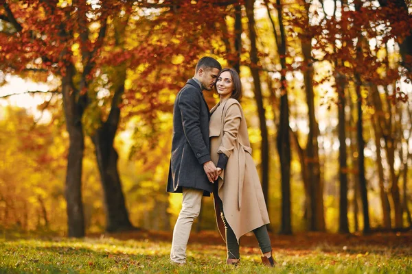 Casal no parque — Fotografia de Stock