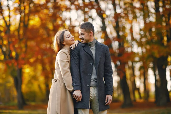 Couple in the park — Stock Photo, Image