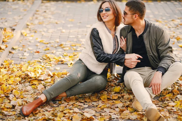 Pareja pasando el rato en la ciudad — Foto de Stock