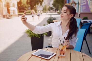 iş kadını becerikli alet sahiptir