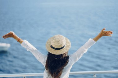 Deniz kenarında kız