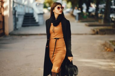 Şık bir kız şehirde yürüyor