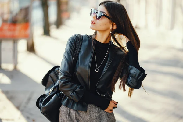 Stylish girl walking through the city — Stock Photo, Image